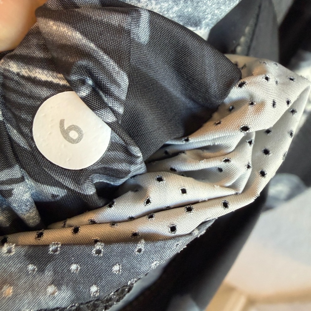 Lululemon Floral Black and White Women's Jacket - Picture 10 of 10